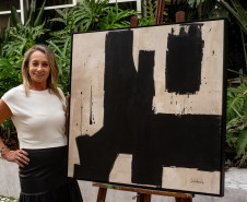 Museu Casa Alfredo Andersen (MCAA) - Exposição Essência em Preto e Branco – Na terça-feira (15), às 16h, acontece a abertura da exposição “Essência em Preto e Branco”. Nesta jornada sensorial, a artista plástica Leila Versetti guia o público em um encontro íntimo com sua identidade artística, proporcionando reflexões sobre a força e resiliência da verticalidade e encorajando os olhares à explorar as nuances de cada detalhe
