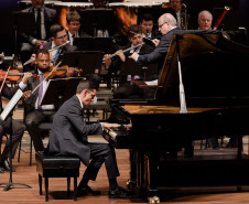 Série Ouro: Orquestra Sinfônica do Paraná atrai mais de 13,8 mil pessoas - Os concertos da Série Ouro apresentaram as quatro sinfonias do compositor alemão Johannes Brahms e trouxe convidados de renome internacional - Série Ouro abriu as apresentações em maio com a participação do pianista russo Dmitry Shishkin, um dos maiores nomes de sua geração, com a execução do Concerto n° 1 para piano e orquestra de Chopin. Shishkin já colaborou com orquestras como a Orquestra Nacional Russa e a Orquestra Filarmônica 