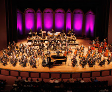 Série Ouro: Orquestra Sinfônica do Paraná atrai mais de 13,8 mil pessoas - Os concertos da Série Ouro apresentaram as quatro sinfonias do compositor alemão Johannes Brahms e trouxe convidados de renome internacional - O encerramento contou com a participação do pianista Cristian Budu, que executou o Concerto para Piano em Formas Brasileiras, de Hekel Tavares, considerado o único concerto romântico composto por um brasileiro