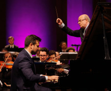 Série Ouro: Orquestra Sinfônica do Paraná atrai mais de 13,8 mil pessoas - Os concertos da Série Ouro apresentaram as quatro sinfonias do compositor alemão Johannes Brahms e trouxe convidados de renome internacional - O encerramento contou com a participação do pianista Cristian Budu, que executou o Concerto para Piano em Formas Brasileiras, de Hekel Tavares, considerado o único concerto romântico composto por um brasileiro