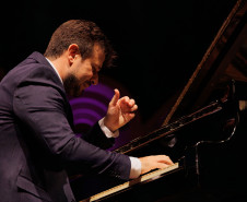 Série Ouro: Orquestra Sinfônica do Paraná atrai mais de 13,8 mil pessoas - Os concertos da Série Ouro apresentaram as quatro sinfonias do compositor alemão Johannes Brahms e trouxe convidados de renome internacional - O encerramento contou com a participação do pianista Cristian Budu, que executou o Concerto para Piano em Formas Brasileiras, de Hekel Tavares, considerado o único concerto romântico composto por um brasileiro