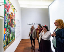 Museu Casa Alfredo Andersen (MCAA) - Prorrogação – A exibição da mostra “Segredo da Cor”, de Cecifrance Aquino, foi prorrogada até 15 de novembro. Suas pinturas carregadas de significados dialogam com o passado e presente, expondo questões racistas e xenofóbicas ainda presentes no cotidiano em pinturas cheias de brasilidade e cor