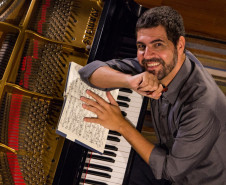 A Orquestra Sinfônica do Paraná abre neste domingo (6) os concertos de outubro celebrando a música brasileira. “Raízes brasileiras” destaca obras que fazem ponte entre a música clássica erudita e a música popular brasileira, com influências da música folclórica e de tradições indígenas - Na foto, Andre Mehmari