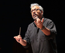 A Orquestra Sinfônica do Paraná abre neste domingo (6) os concertos de outubro celebrando a música brasileira. “Raízes brasileiras” destaca obras que fazem ponte entre a música clássica erudita e a música popular brasileira, com influências da música folclórica e de tradições indígenas -Na foto, Ricardo Bologna maestro regendo a Orquestra Sinfônica do Paraná no Centro Cultural Teatro Guaíra