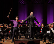 Série Ouro: Orquestra Sinfônica do Paraná atrai mais de 13,8 mil pessoas - Os concertos da Série Ouro apresentaram as quatro sinfonias do compositor alemão Johannes Brahms e trouxe convidados de renome internacional - Em junho, o solista convidado foi o jovem violinista Guido Sant’Anna, vencedor do Concurso Internacional de Violino Fritz Kreisler, que fez uma apresentação memorável.