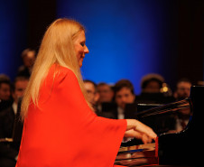 Série Ouro: Orquestra Sinfônica do Paraná atrai mais de 13,8 mil pessoas - Os concertos da Série Ouro apresentaram as quatro sinfonias do compositor alemão Johannes Brahms e trouxe convidados de renome internacional - No mês de agosto, foi a vez da pianista ucraniana Valentina Lisitsa, fenômeno nas redes sociais com mais de 300 milhões de visualizações no YouTube, que emocionou o público ao lado da Orquestra.