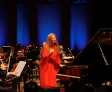 Série Ouro: Orquestra Sinfônica do Paraná atrai mais de 13,8 mil pessoas - Os concertos da Série Ouro apresentaram as quatro sinfonias do compositor alemão Johannes Brahms e trouxe convidados de renome internacional - No mês de agosto, foi a vez da pianista ucraniana Valentina Lisitsa, fenômeno nas redes sociais com mais de 300 milhões de visualizações no YouTube, que emocionou o público ao lado da Orquestra.