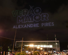 Com o céu iluminado por mais de 600 drones, o Governo do Estado deu o pontapé inicial para a maior edição da história do Verão Maior Paraná.. A cerimônia de lançamento, que aconteceu nesta quarta-feira (27), contou com a presença do governador Carlos Massa Ratinho Junior.