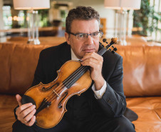 Orquestra Sinfônica do Paraná destaca compositores brasileiros neste dia 24 - violinista Emmanuele Baldini,