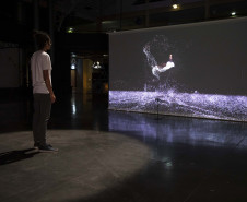 MON renova exposição asiática de arte contemporânea com biblioteca interativa