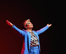 Heloísa Périssé apresenta a peça "A Iluminada" na abertura do 52º Fenata, da UEPG