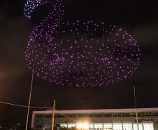 Com o céu iluminado por mais de 600 drones, o Governo do Estado deu o pontapé inicial para a maior edição da história do Verão Maior Paraná.. A cerimônia de lançamento, que aconteceu nesta quarta-feira (27), contou com a presença do governador Carlos Massa Ratinho Junior.