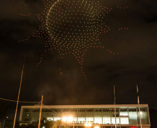 Com o céu iluminado por mais de 600 drones, o Governo do Estado deu o pontapé inicial para a maior edição da história do Verão Maior Paraná.. A cerimônia de lançamento, que aconteceu nesta quarta-feira (27), contou com a presença do governador Carlos Massa Ratinho Junior.