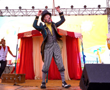 Espetáculo no Litoral mistura teatro e circo para conscientizar sobre importância da água