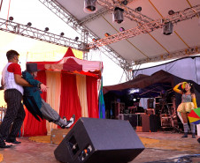 Espetáculo no Litoral mistura teatro e circo para conscientizar sobre importância da água