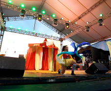 Espetáculo no Litoral mistura teatro e circo para conscientizar sobre importância da água