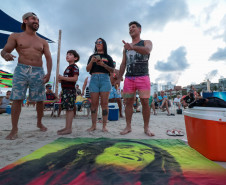 A banda de reggae curitibana Namastê se apresenta no Palco Sunset em Matinhos