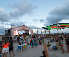 A banda de reggae curitibana Namastê se apresenta no Palco Sunset em Matinhos