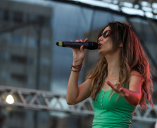 A banda de reggae curitibana Namastê se apresenta no Palco Sunset em Matinhos