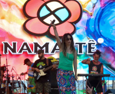 A banda de reggae curitibana Namastê se apresenta no Palco Sunset em Matinhos