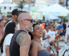 A banda de reggae curitibana Namastê se apresenta no Palco Sunset em Matinhos
