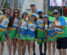 A banda de reggae curitibana Namastê se apresenta no Palco Sunset em Matinhos