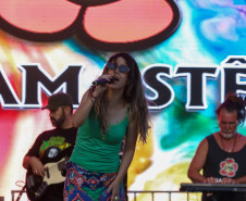 A banda de reggae curitibana Namastê se apresenta no Palco Sunset em Matinhos