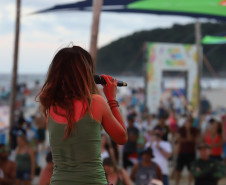 A banda de reggae curitibana Namastê se apresenta no Palco Sunset em Matinhos