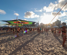 A banda de reggae curitibana Namastê se apresenta no Palco Sunset em Matinhos