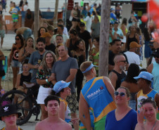 A banda de reggae curitibana Namastê se apresenta no Palco Sunset em Matinhos