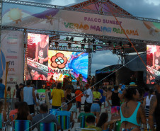 A banda de reggae curitibana Namastê se apresenta no Palco Sunset em Matinhos