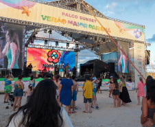 A banda de reggae curitibana Namastê se apresenta no Palco Sunset em Matinhos