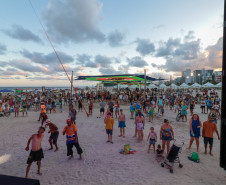 A banda de reggae curitibana Namastê se apresenta no Palco Sunset em Matinhos