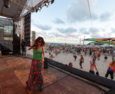A banda de reggae curitibana Namastê se apresenta no Palco Sunset em Matinhos