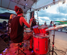 A banda de reggae curitibana Namastê se apresenta no Palco Sunset em Matinhos