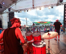 A banda de reggae curitibana Namastê se apresenta no Palco Sunset em Matinhos