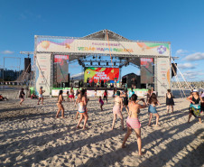 A banda de reggae curitibana Namastê se apresenta no Palco Sunset em Matinhos