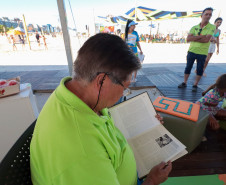 Praia e leitura: Biblioteca Pública promove doações e empréstimos no Verão Maior
