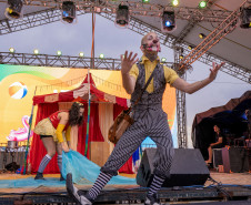 Espetáculo no Litoral mistura teatro e circo para conscientizar sobre importância da água