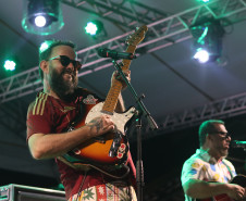 Temporada de shows gratuitos do Verão Maior começa com artistas paranaenses