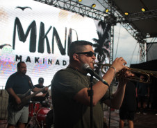 Makinada contagia público com sucessos do pagode no Palco Sunset em Caiobá