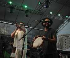 Makinada contagia público com sucessos do pagode no Palco Sunset em Caiobá