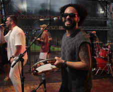 Makinada contagia público com sucessos do pagode no Palco Sunset em Caiobá