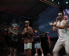 Makinada contagia público com sucessos do pagode no Palco Sunset em Caiobá