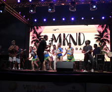 Makinada contagia público com sucessos do pagode no Palco Sunset em Caiobá