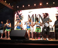 Makinada contagia público com sucessos do pagode no Palco Sunset em Caiobá