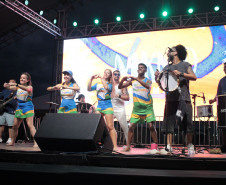Makinada contagia público com sucessos do pagode no Palco Sunset em Caiobá