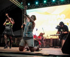 Denorex 80 leva música para todos os gostos em show no Palco Sunset de Caiobá