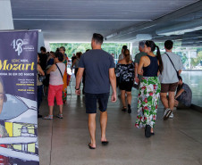 Orquestra Sinfônica do Paraná lota vão-livre do MON em concerto comemorativo gratuito