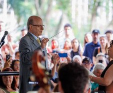 Orquestra Sinfônica do Paraná lota vão-livre do MON em concerto comemorativo gratuito
